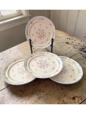 Vintage International Tableworks “Welcome Home” 7.5” Salad Plates (4) Pristine